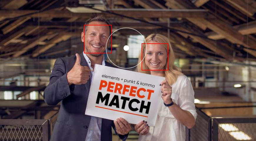 Zwei Personen lächeln in Kamera, Gesichtserkennung wird auf dem Foto angezeigt