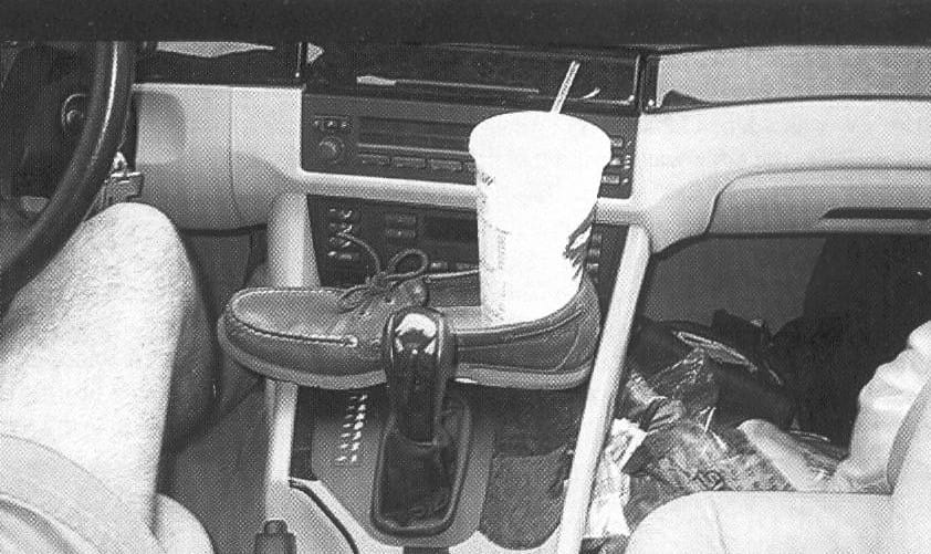 Aufnahme von Auto Innenraum, Schuh dient als Getränkehalter